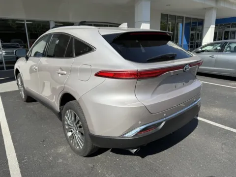 More photos of 2024 Toyota Venza XLE at Jay Wolfe Honda, MO