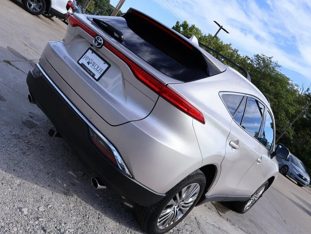 2024 Toyota Venza XLE photo 2