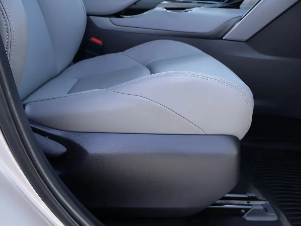 2024 Toyota Venza XLE photo 3