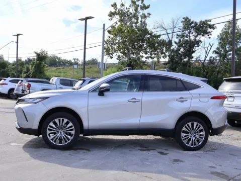 More photos of 2024 Toyota Venza XLE at Jay Wolfe Honda, MO