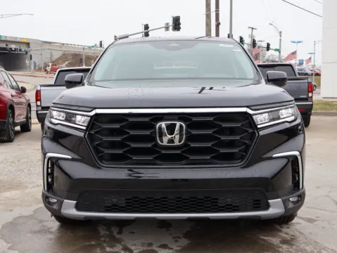 Photos of 2025 Honda Pilot EX-L for sale in Kansas City, MO at Jay Wolfe Honda