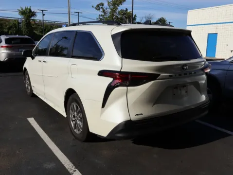 More photos of 2021 Toyota Sienna XLE at Jay Wolfe Honda, MO