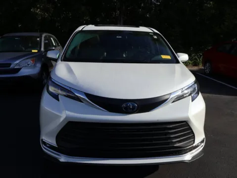 Photos of 2021 Toyota Sienna XLE for sale in Kansas City, MO at Jay Wolfe Honda
