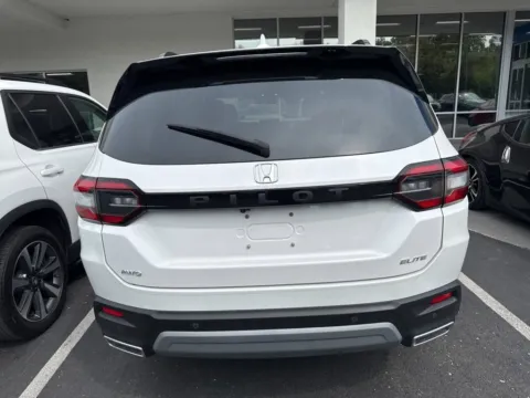 More photos of 2023 Honda Pilot Elite at Jay Wolfe Honda, MO