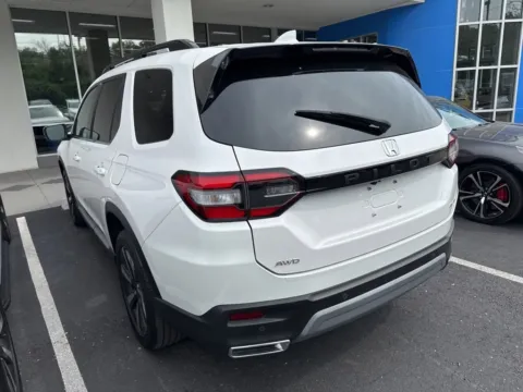 More photos of 2023 Honda Pilot Elite at Jay Wolfe Honda, MO