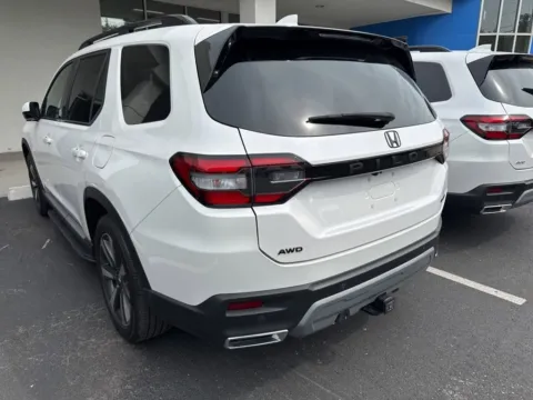 More photos of 2023 Honda Pilot Elite at Jay Wolfe Honda, MO