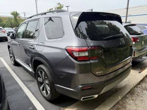 More photos of 2023 Honda Pilot Elite at Jay Wolfe Honda, MO