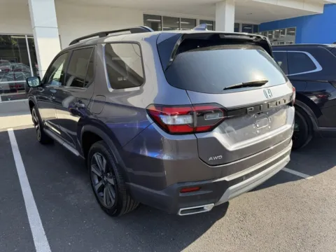 More photos of 2023 Honda Pilot Elite at Jay Wolfe Honda, MO