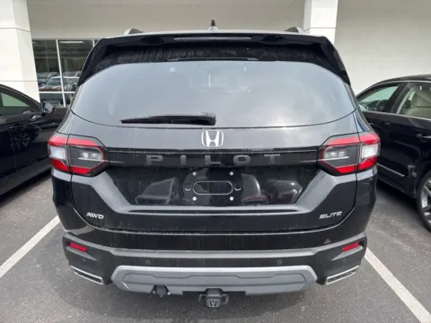 More photos of 2023 Honda Pilot Elite at Jay Wolfe Honda, MO
