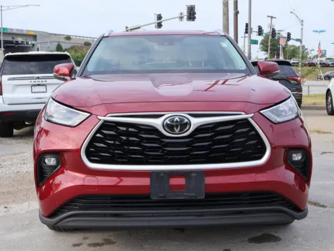 Photos of 2020 Toyota Highlander XLE for sale in Kansas City, MO at Jay Wolfe Honda