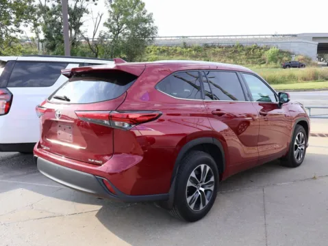 More photos of 2020 Toyota Highlander XLE at Jay Wolfe Honda, MO