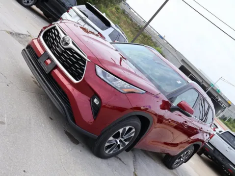 Another view of 2020 Toyota Highlander XLE for sale in Kansas City, MO at Jay Wolfe Honda