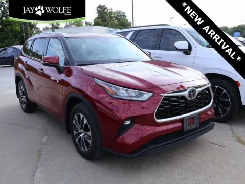 Red 2020 Toyota Highlander XLE for sale in Kansas City, MO