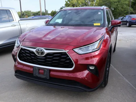 Another view of 2020 Toyota Highlander XLE for sale in Kansas City, MO at Jay Wolfe Honda