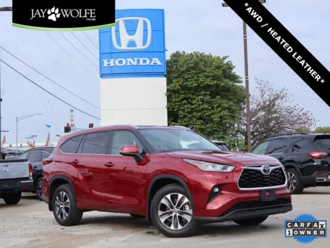 Red 2020 Toyota Highlander XLE for sale in Kansas City, MO
