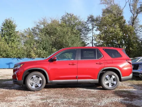 More photos of 2025 Honda Pilot EX-L at Jay Wolfe Honda, MO