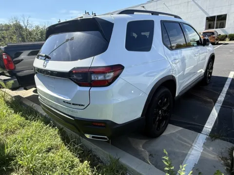 More photos of 2025 Honda Pilot Black Edition at Jay Wolfe Honda, MO