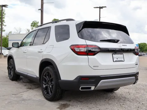 More photos of 2025 Honda Pilot Touring+ at Jay Wolfe Honda, MO