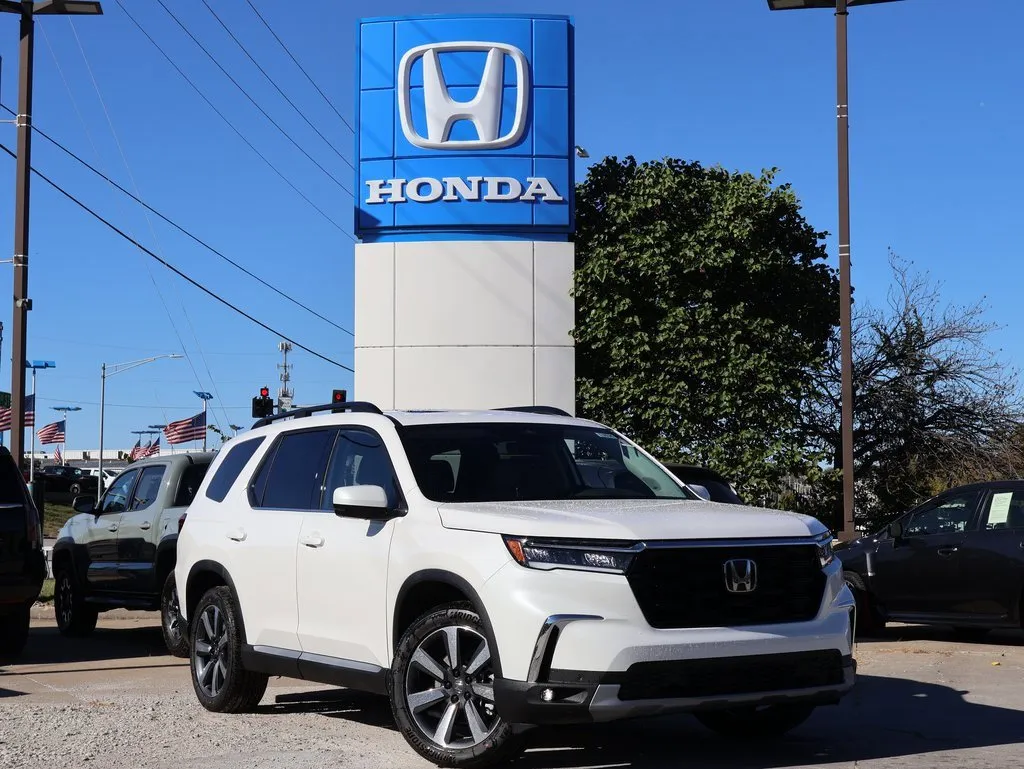 White 2025 Honda Pilot Touring for sale in Kansas City, MO