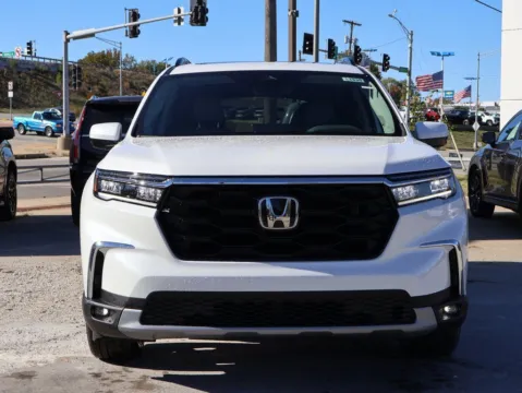 Photos of 2025 Honda Pilot Touring for sale in Kansas City, MO at Jay Wolfe Honda