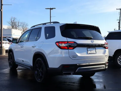 More photos of 2025 Honda Pilot Touring+ at Jay Wolfe Honda, MO