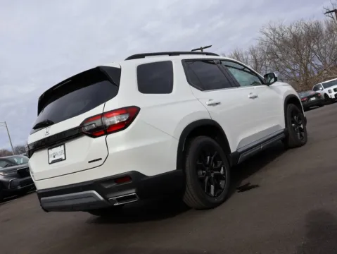 More photos of 2025 Honda Pilot Touring+ at Jay Wolfe Honda, MO
