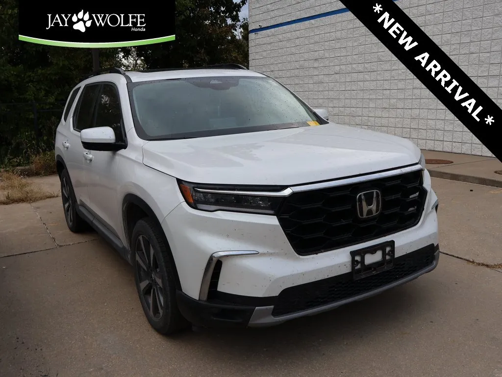White 2025 Honda Pilot Touring for sale in Kansas City, MO