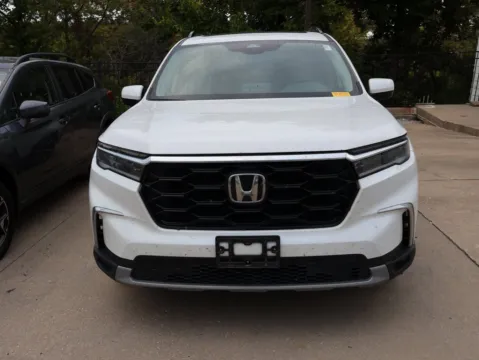 Photos of 2025 Honda Pilot Touring for sale in Kansas City, MO at Jay Wolfe Honda
