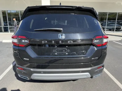 More photos of 2023 Honda Pilot Elite at Jay Wolfe Honda, MO