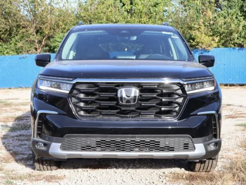 Photos of 2025 Honda Pilot Touring for sale in Kansas City, MO at Jay Wolfe Honda