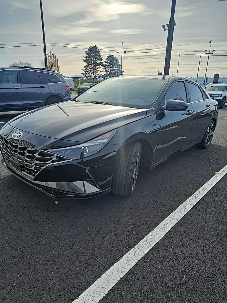 Black 2022 Hyundai Elantra SEL for sale in Longview, WA