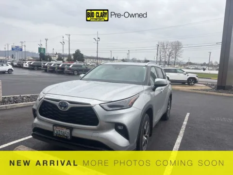 Gray 2023 Toyota Highlander Hybrid XLE for sale in Longview, WA