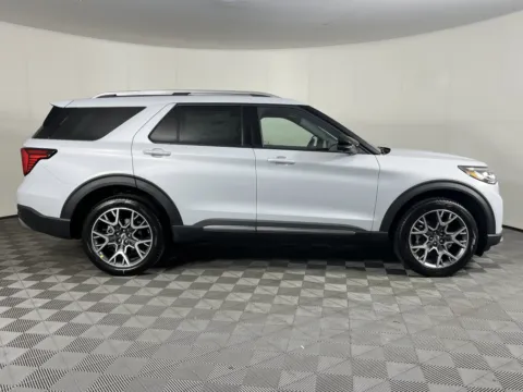 More photos of 2025 Ford Explorer Platinum at Ford Longview, WA