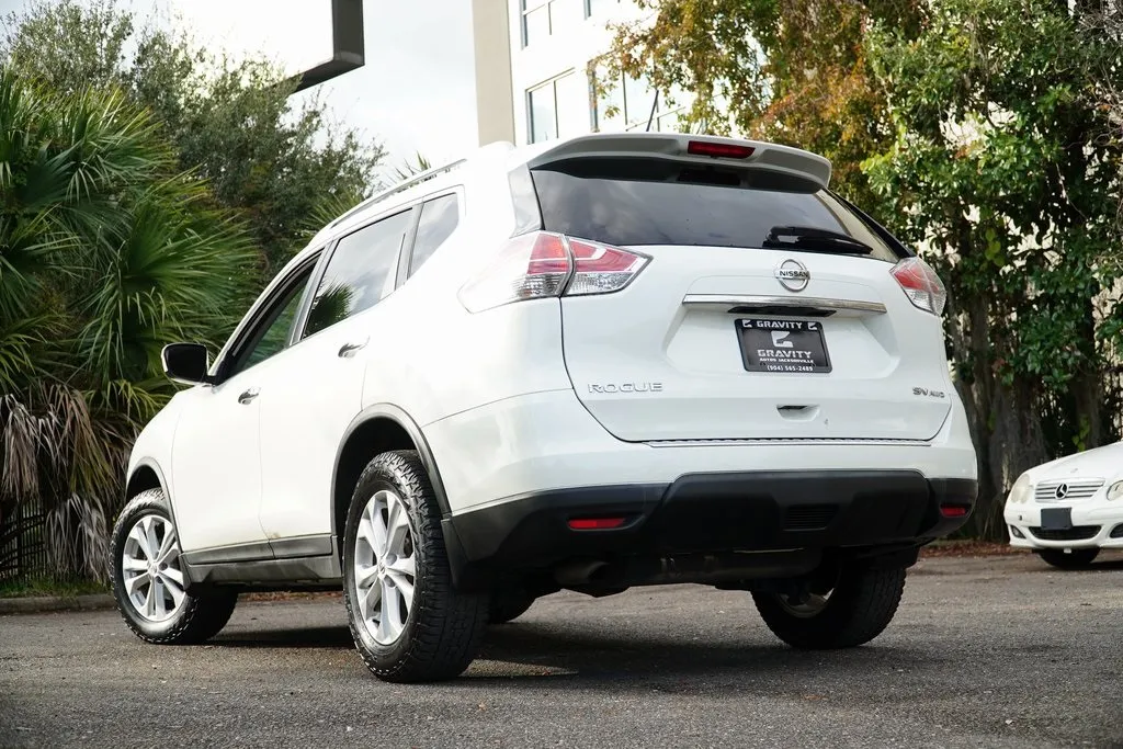 2016 Nissan Rogue SV photo 2