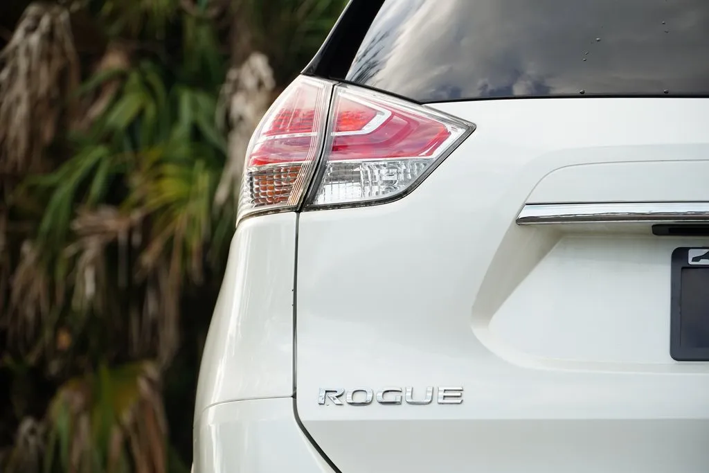 2016 Nissan Rogue SV photo 3