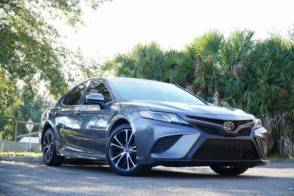 2019 Toyota Camry LE photo 3
