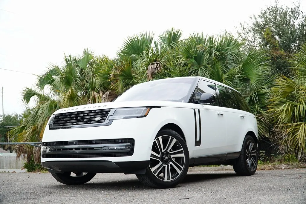 2023 Land Rover Range Rover SE's photo