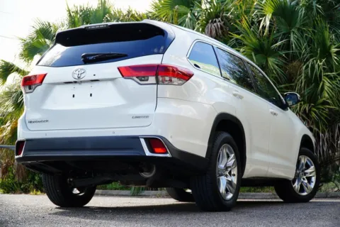 More photos of 2017 Toyota Highlander Limited at Gravity Autos Jacksonville, FL