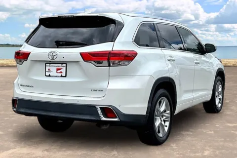 More photos of 2017 Toyota Highlander Limited at Gravity Autos Jacksonville, FL