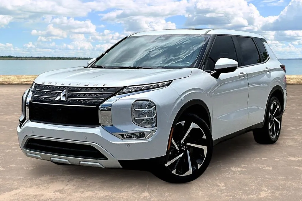 2024 Mitsubishi Outlander SE 2WD's photo