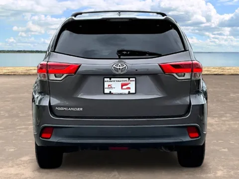 More photos of 2019 Toyota Highlander XLE at Gravity Autos Jacksonville, FL