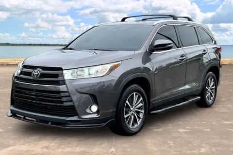 Gray 2019 Toyota Highlander XLE for sale in Jacksonville, FL