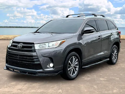 Gray 2019 Toyota Highlander XLE for sale in Jacksonville, FL