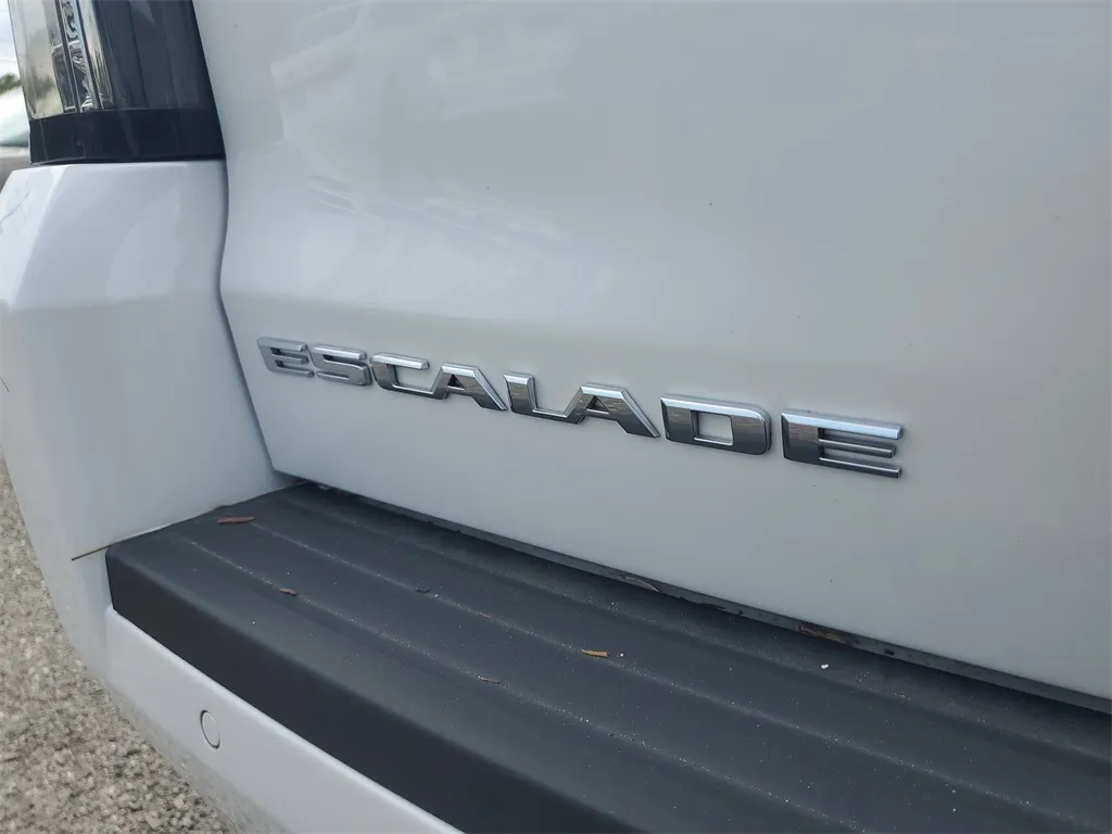 2018 Cadillac Escalade Luxury photo 3