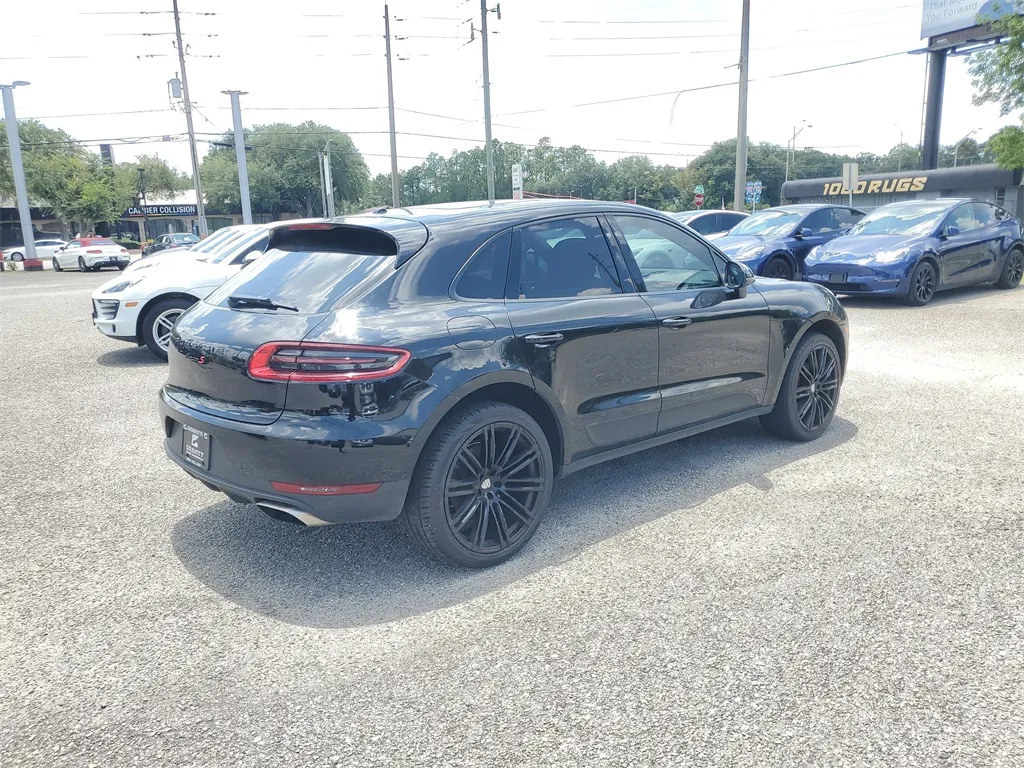 2017 Porsche Macan Base photo 2