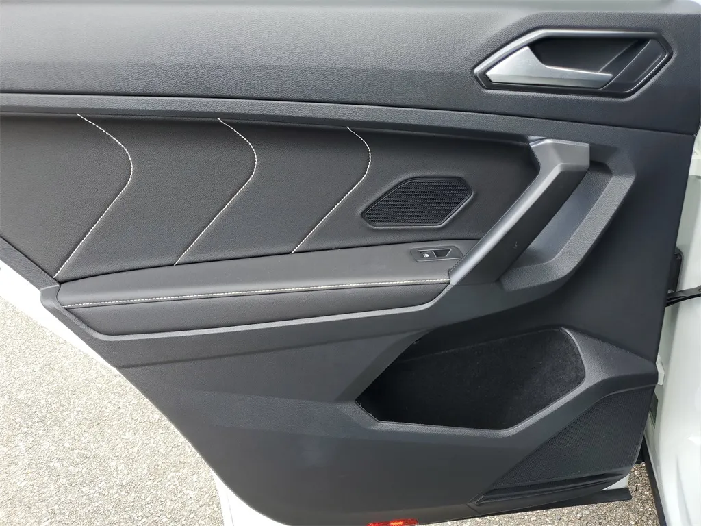 2022 Volkswagen Tiguan SE R-Line Black photo 4