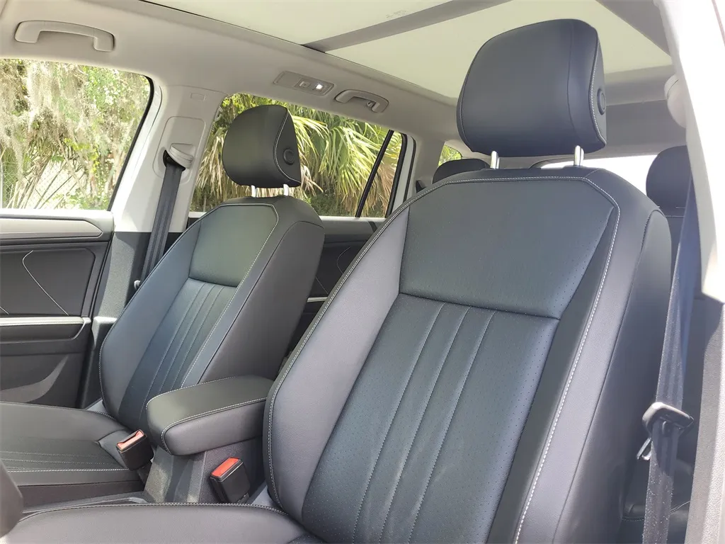2022 Volkswagen Tiguan SE photo 2