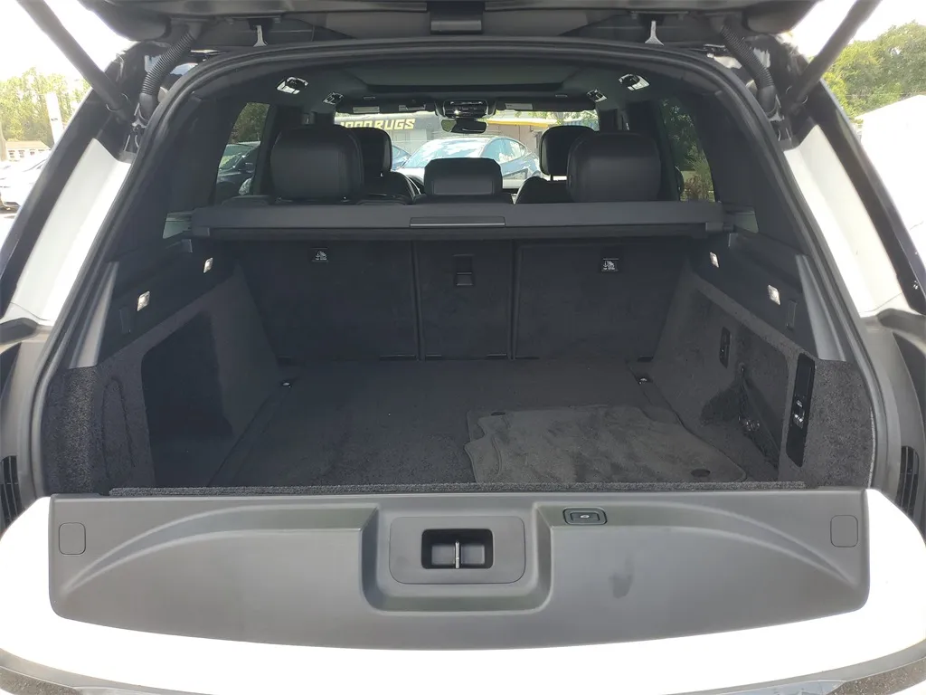 2023 Land Rover Range Rover SE photo 3