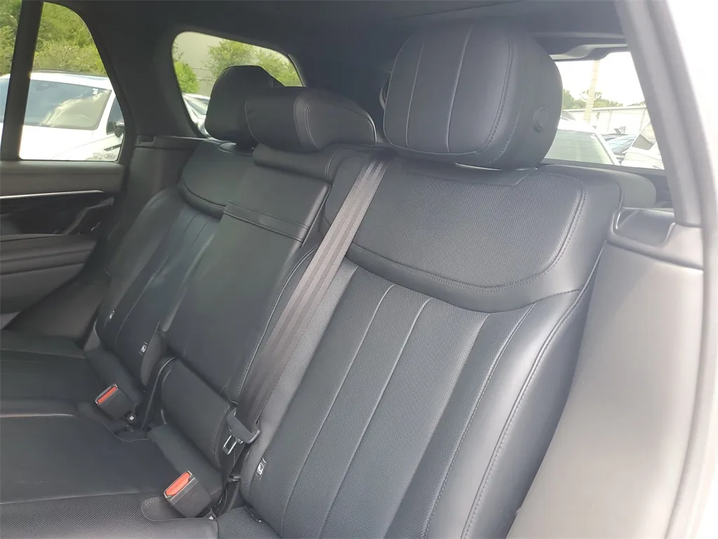 2023 Land Rover Range Rover SE photo 4