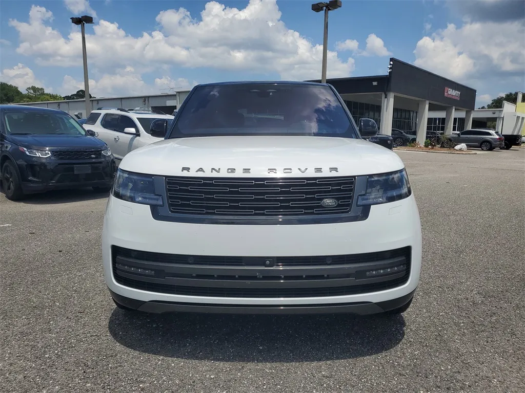2023 Land Rover Range Rover SE photo 2
